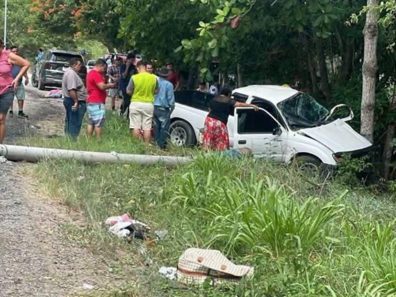 El autobús chocó contra este vehículo blanco.