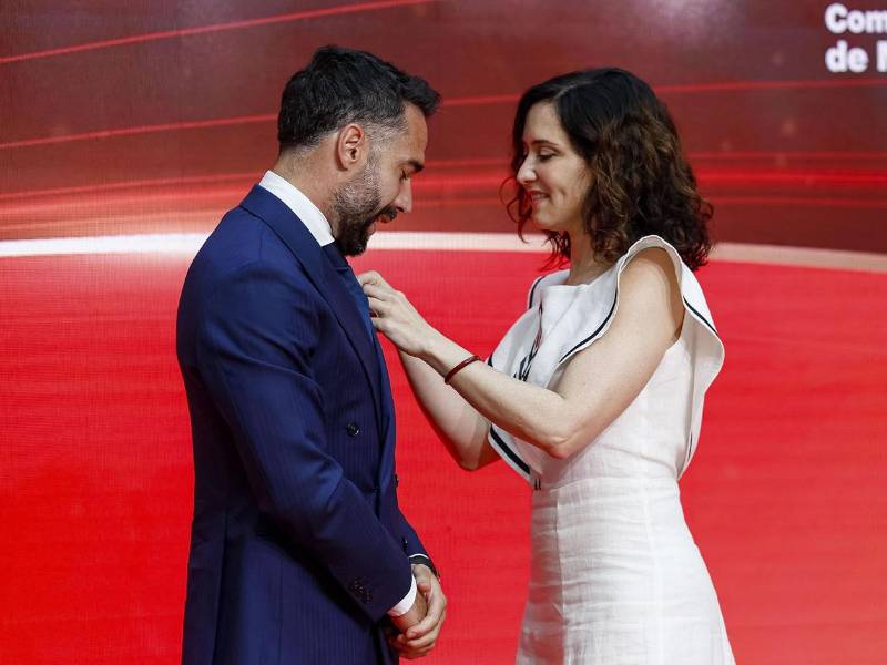 Isabel Díaz Ayuso entregando la Medalla de Oro de la región a Dani Carvajal.