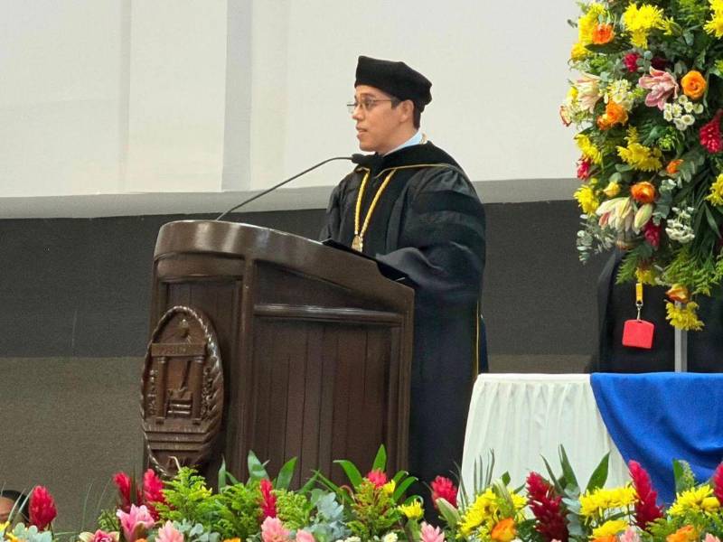 El rector de la Unah, Odir Fernández, durante su discurso en la primera ceremonia de graduaciones públicas del 2026 del campus Cortés.