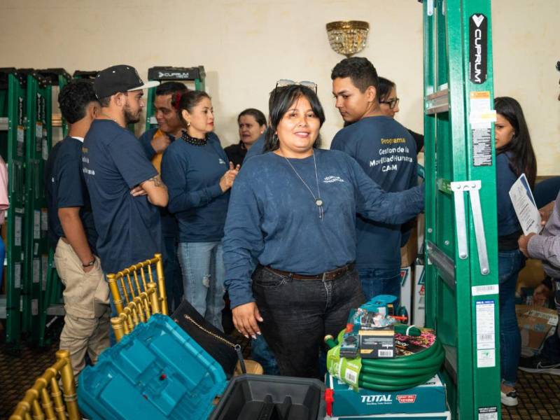 Los graduados recibieron formación técnica y materiales por parte del CASM para iniciar sus emprendimientos.