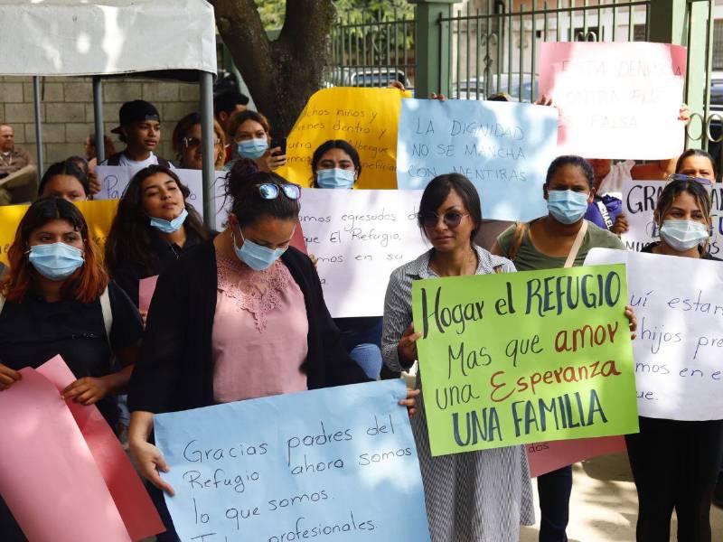 Habitantes y exalumnos protestaron en los juzgados de Choloma, denunciando injusticia y destacando el apoyo y respeto recibido del director y su esposa.