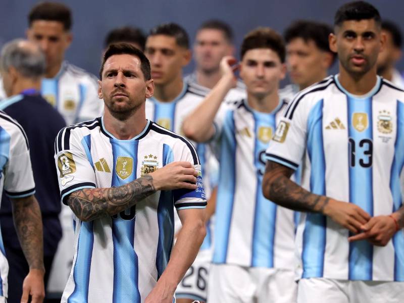 Lionel Messi lució concentrado en el inicio del partido.