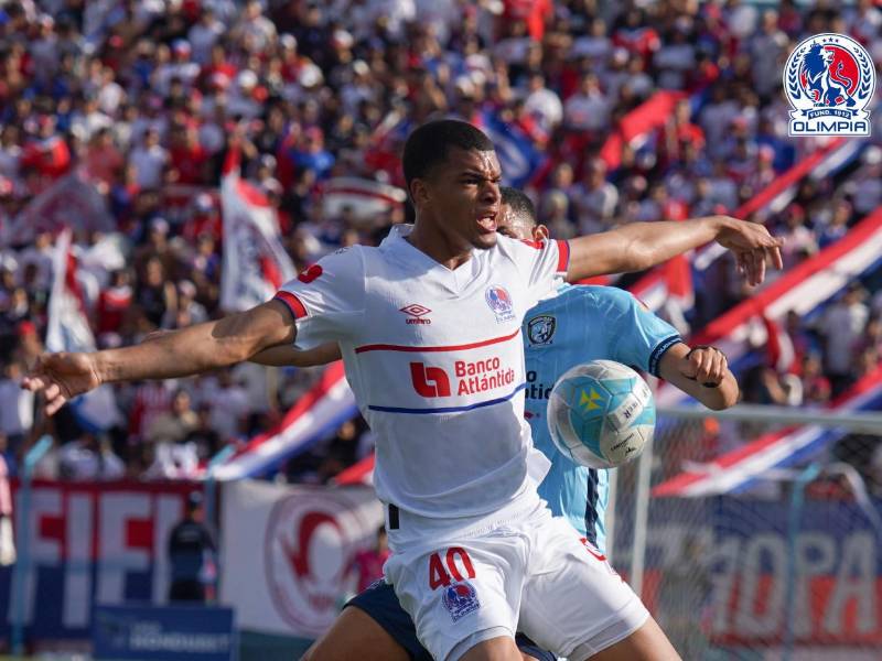 Clinton Bennett, defensor del Olimpia, en la disputa del balón.