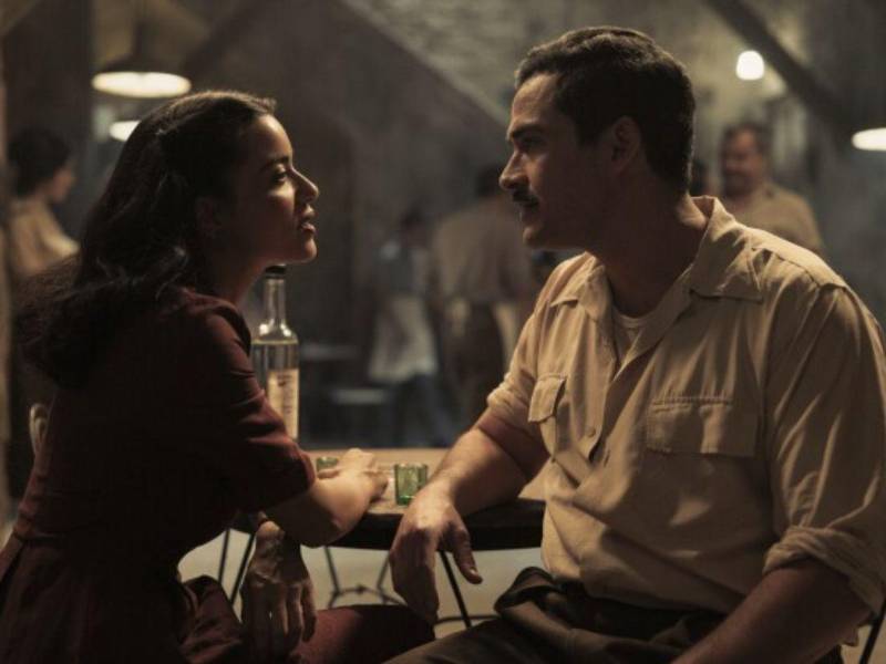 En la producción, Herrera da vida a Simón Corona, un panadero que se involucra románticamente con Serafina, interpretada por Paulina Gaitán.