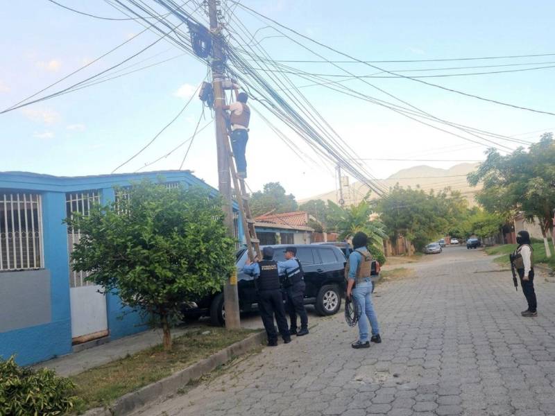 Las autoridades señalaron que los dispositivos se colocaron en lugares clave para vigilar el movimiento de patrullas policiales.