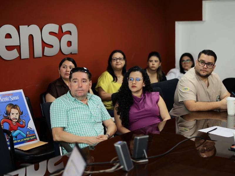Autoridades de la Soledad Fernández y la carrera de Psicología de UTH participan en la reunión de Mente Sana.