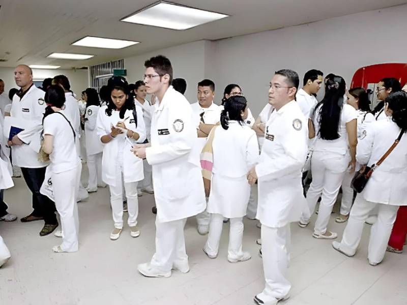 La propuesta académica reduce la duración de la carrera de ocho a siete años.