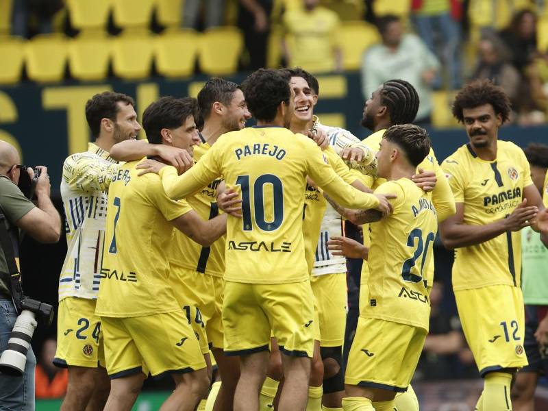 Los jugadores del Villarreal celebrando la victoria y clasificación a la próxima Champions League.