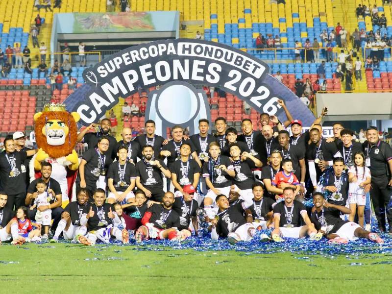 Los futbolistas de Olimpia celebran un nuevo título tras imponerse en el clásico hondureño. El León inicia la temporada con gloria.