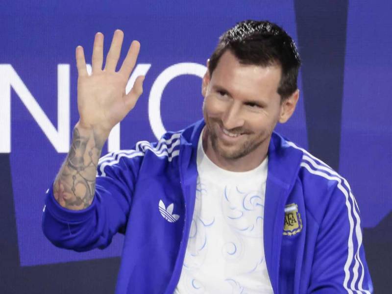 Leo Messi saludando al público presente durante la conferencia de prensa previo a la final del Mundial 2026.