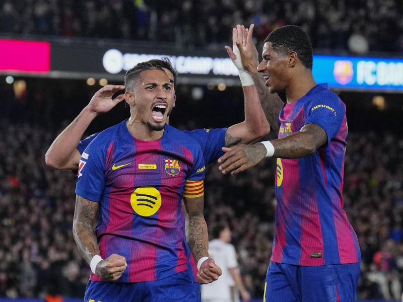 Raphinha celebrando su golazo para el 1-0 del Barcelona contra el Osasuna.