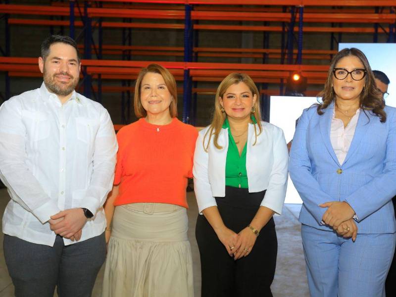 Roger Andrés Valladares, Melina Valladares, Emma Mejía de Valladares y Ruth Arita.