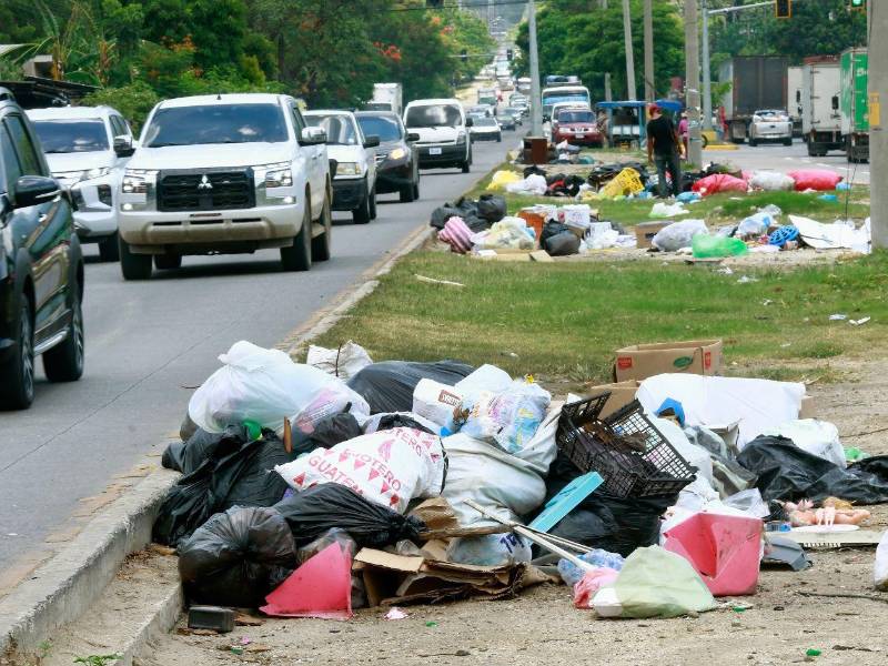 La acumulación de basura vuelve a generar malestar entre los sampedranos, quienes denunciaron que varios sectores de la ciudad permanecen llenos de desechos desde hace más de una semana.