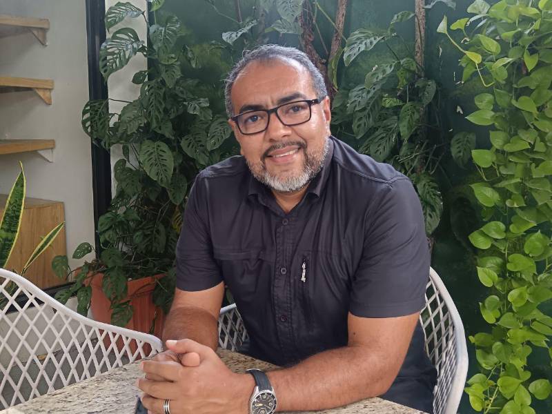 Víctor Canales actuó en las películas Unos pocos con valor, Quién paga la cuenta y Viento en contra. Actualmente, dirige una compañía de teatro que presenta sus obras, como Dr. Lokura y La última y nos vamos, en el Teatro Los Zorzales de San Pedro Sula.