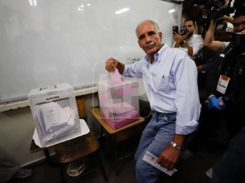 Nasry Asfura, candidato del Partido Nacional al momento de ejercer el sufragio.