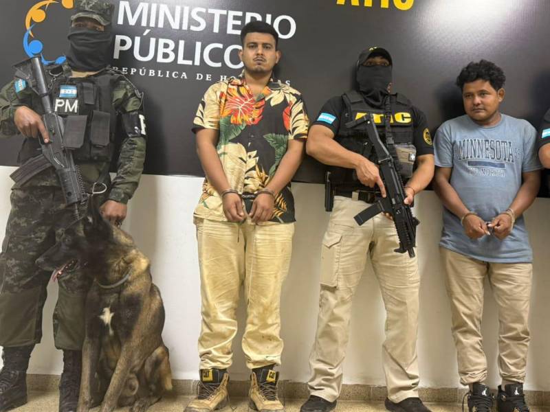 Roberto Peraza Paz y Anuar Hernández Gómez son acusados de tráfico de drogas agravado, depósito de armas y municiones agravado, asociación para delinquir y uso indebido de uniformes policiales y militares.