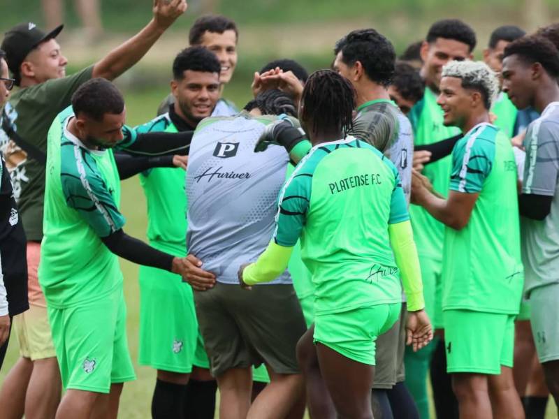 Jugadores del Platense le dieron la bienvenida a Davis Flow.