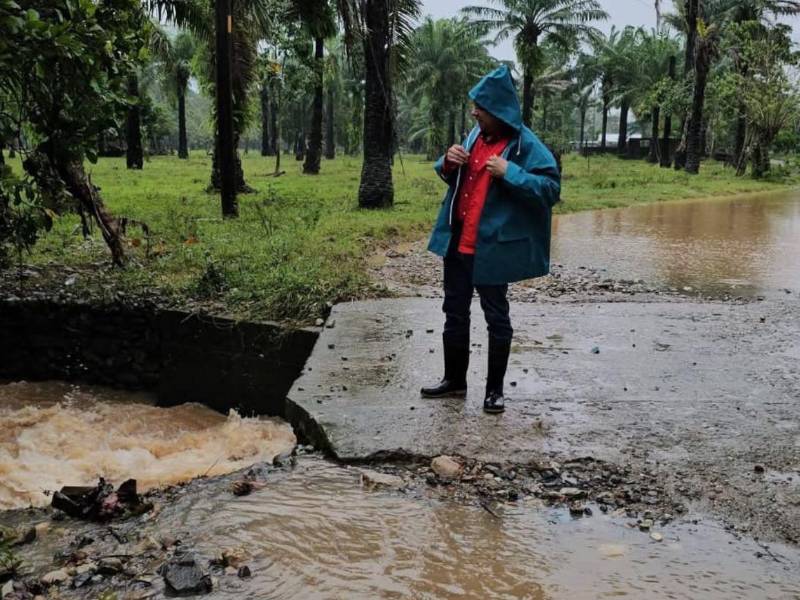 Las lluvias producto de los frentes fríos han dañado la red vial de los departamentos de Atlántida y Colón.