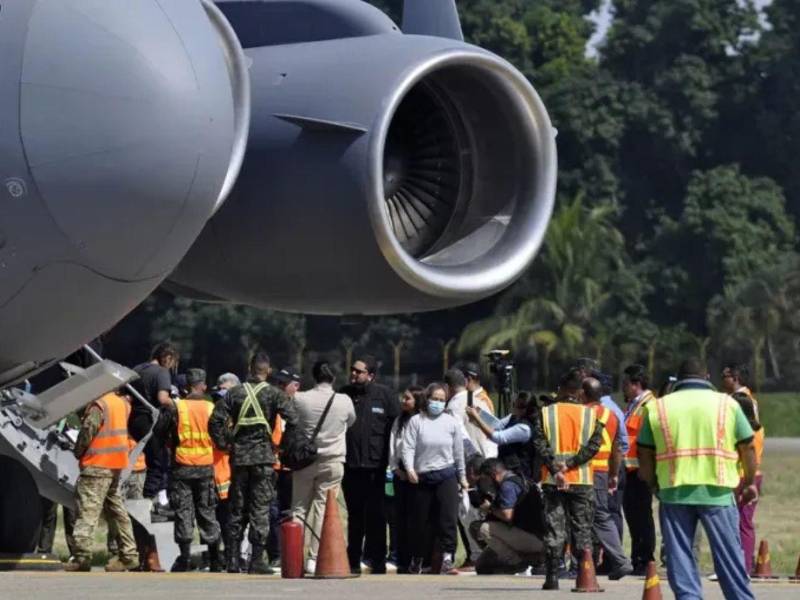 Fotografía de archivo de una avión con hondureños retornados desde Estados Unidos.