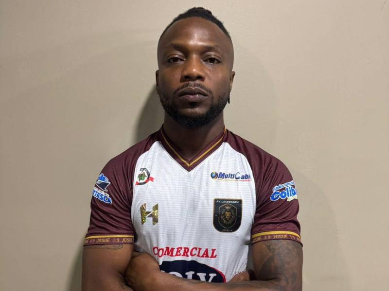 <b>Kevin Álvarez con la camisa del Leones FC</b>