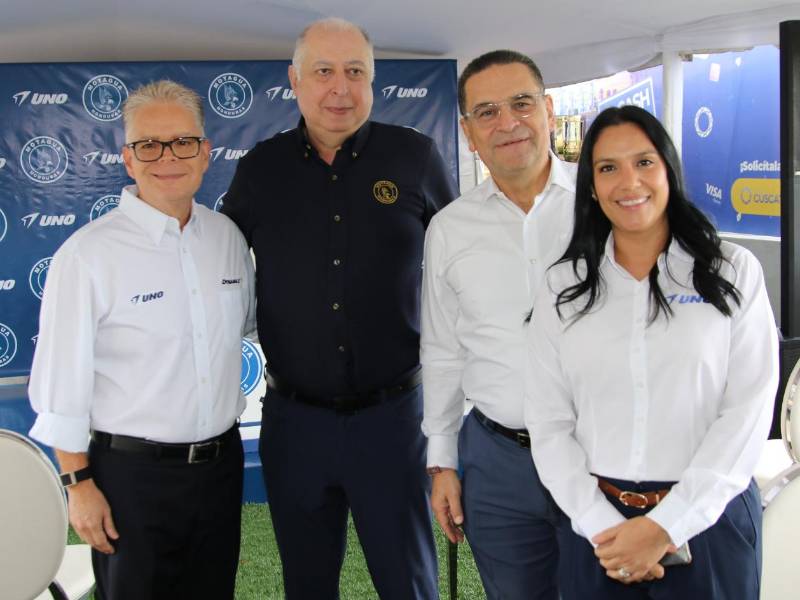 Directivos de Gasolineras UNO y el presidente del club deportivo Motagua comparten una fotografía grupal. El ambiente refleja la sólida relación comercial e institucional que une a ambas organizaciones.