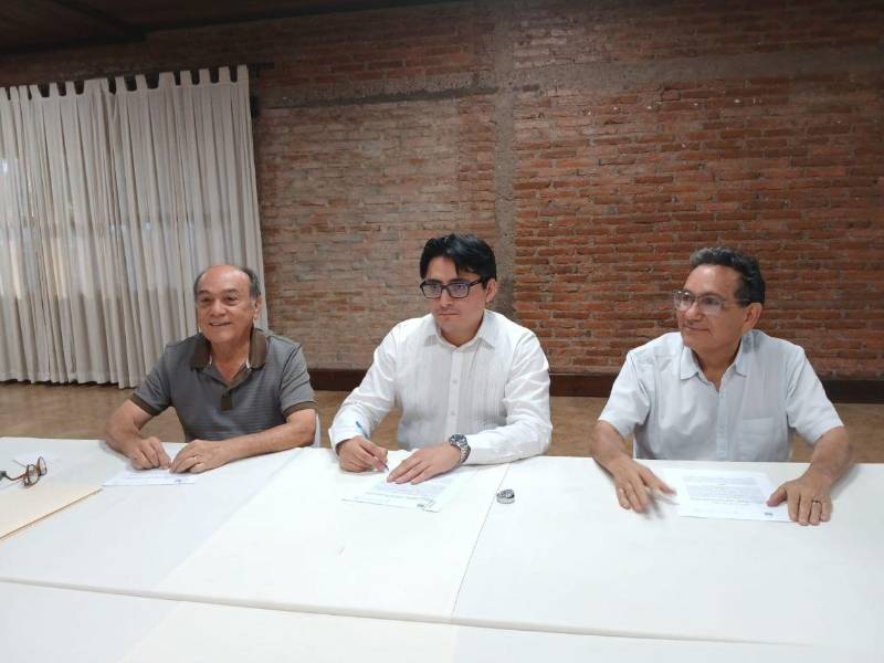 Rolando Canizales Vijil, gerente del IHAH e historiador de profesión, junto Raúl Welchez, durante la firma del acuerdo de cooperación.
