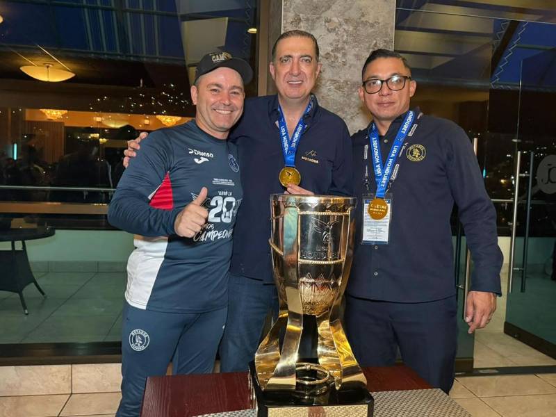Emilio Izaguirre posando con el presidente del Motagua, Pedro Atala, y el entrenador Javier López.