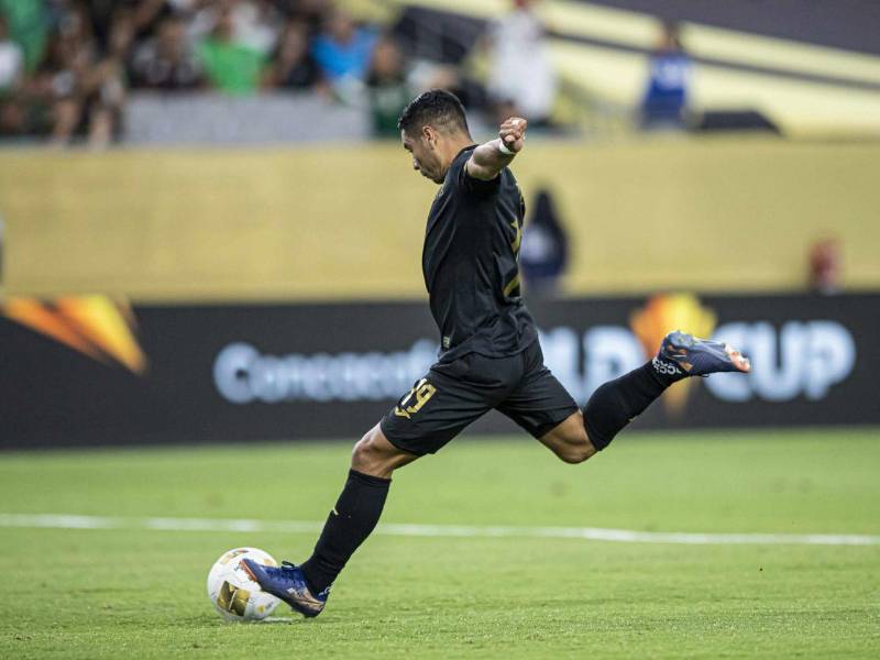 Carlos Pineda cobrando el penal que le daría la clasificación a Honduras.