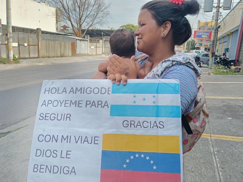 Karleny Martínez (19 años), después de ser deportada de la frontera de Estados Unidos, dio a luz hace un mes en Honduras. Ahora, ella y su esposo solicitan ayuda económica en las calles céntricas de San Pedro Sula para regresar a Venezuela.