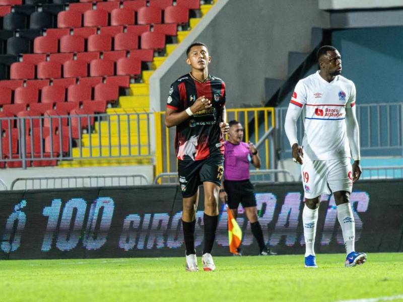 Cristian Canales jugando para el Choloma ante el Olimpia.