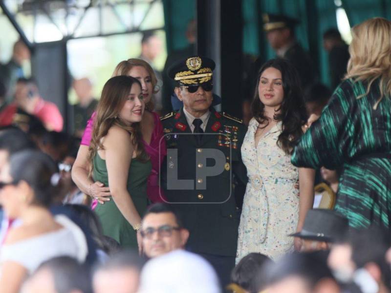 Daniela e Isabela, hijas del expresidente hondureño Juan Orlando Hernández (2014-2018 y 2018-2022), sorprendieron este jueves al presentarse al Campo de Parada Marte, en Tegucigalpa, para presenciar la ceremonia de traspado de mando y retiro de altos oficiales de las Fuerzas Armadas (FFAA).