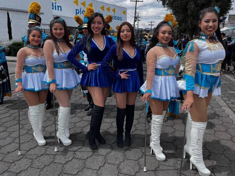 Las palillonas del Instituto JTR brillaron con una destacada participación durante la presentación de bandas de guerra.