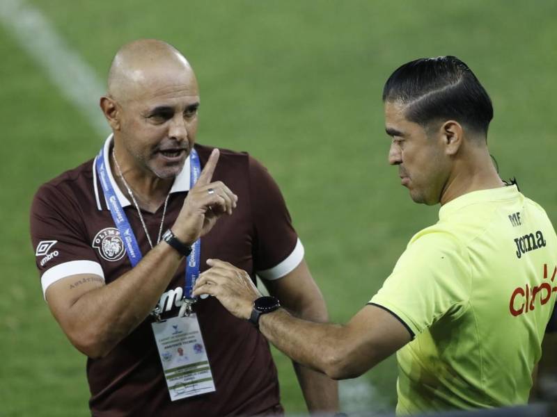 Osvaldo Carro le reclamó al cuarto árbitro Luis Mejía tras los goles anulados al Olimpia.