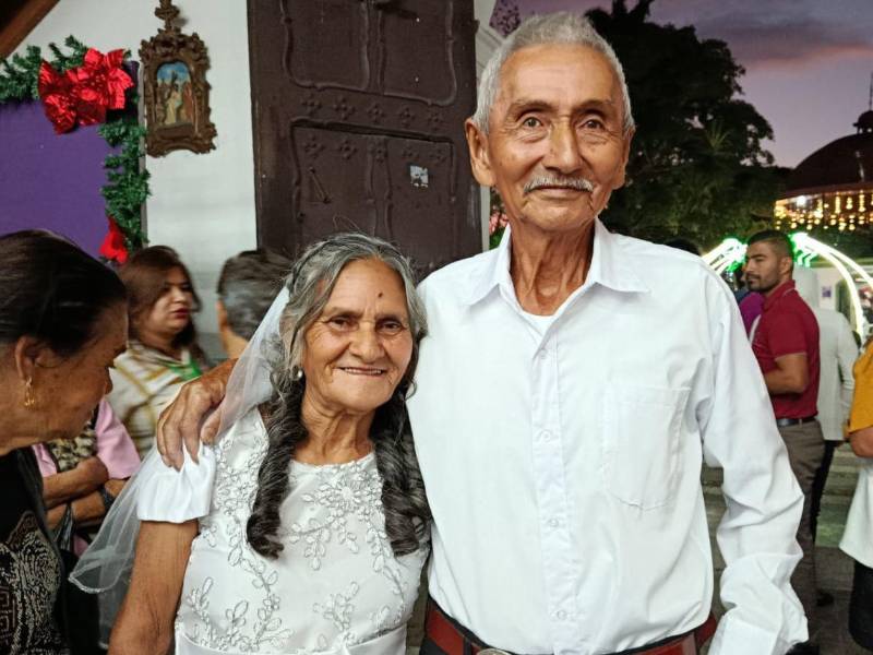 Jesús López y María Reina López contrajeron matrimonio religioso tras 50 años de convivencia en Santa Rosa de Copán, occidente de Honduras.