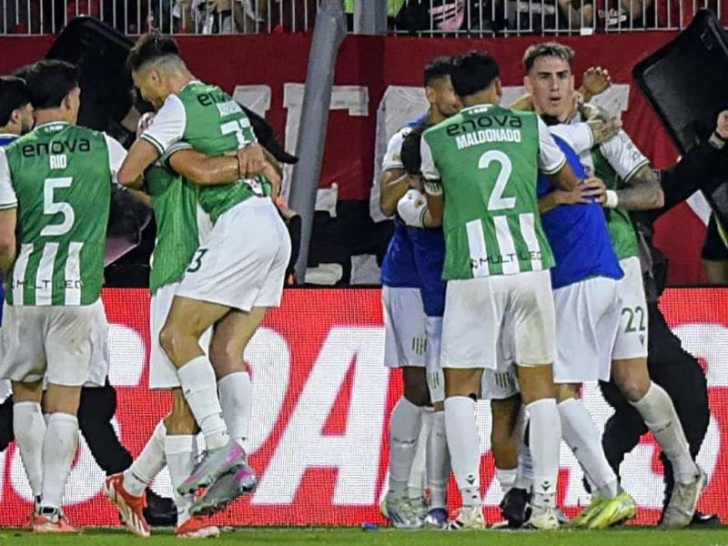 Los futbolistas de Banfield festejaban el segundo gol de Rodrigo Auzmendi cuando les lanzaron objetos los hinchas de Newell's.