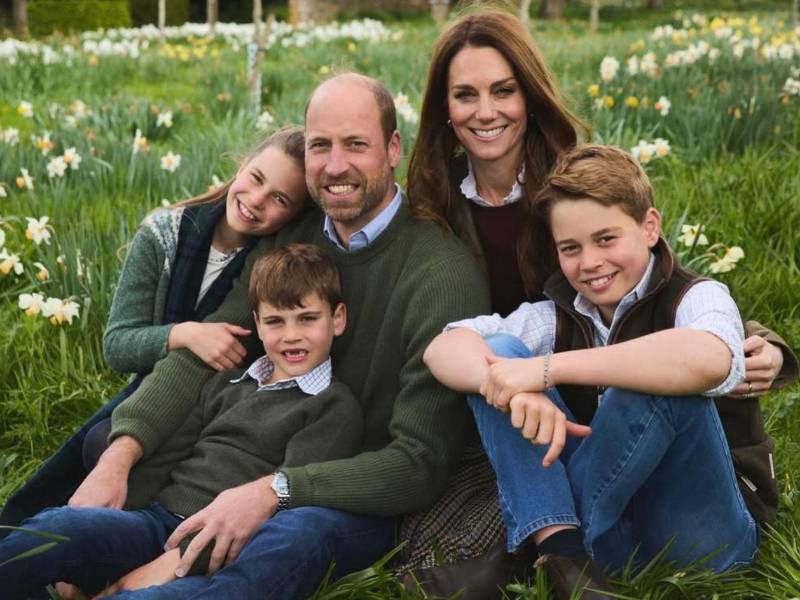 El Príncipe William y a la Princesa de Gales Catherine posan sentados junto a sus hijos el príncipe George, la princesa Charlotte y el príncipe Louis.