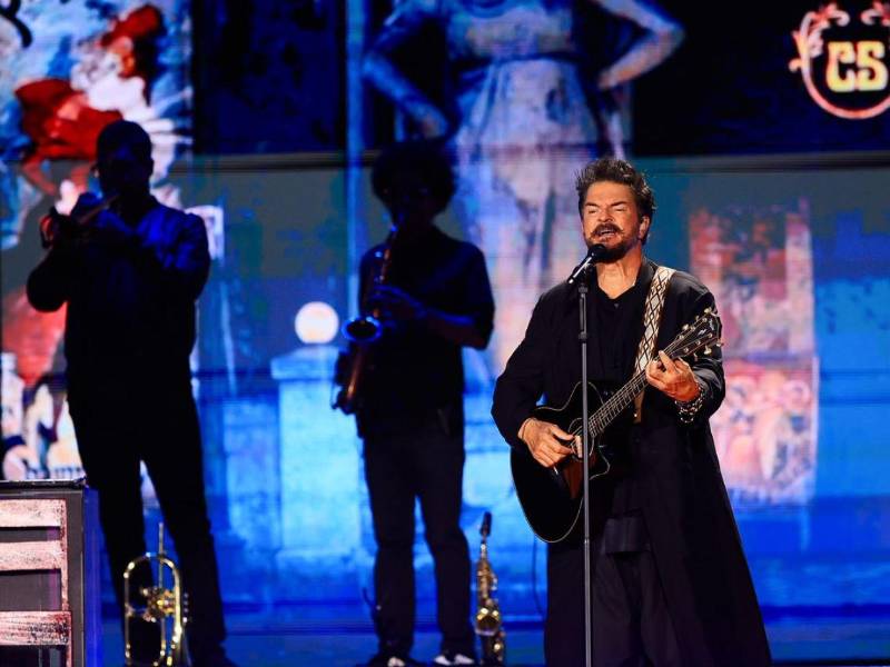 Entre anécdotas sobre su infancia, risas compartidas e interacciones directas con fanáticos, Ricardo Arjona reafirmó el vínculo que mantiene con el público hondureño.