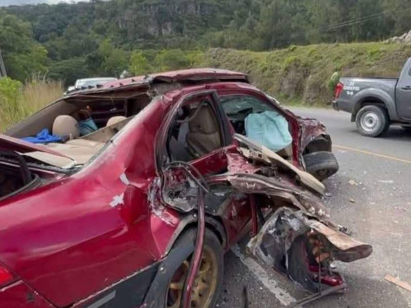 El vehículo en el que se conducía Marco Tulio Moncada quedó completamente destruído.