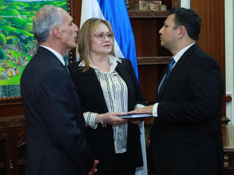 Nasry Asfura juramenta a nuevas autoridades en Derechos Humanos y Transporte Terrestre