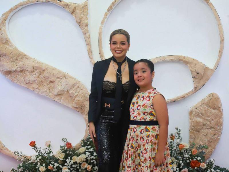 Sol Sosa y su hija Kendall durante la inauguración de la tienda en City Mall.