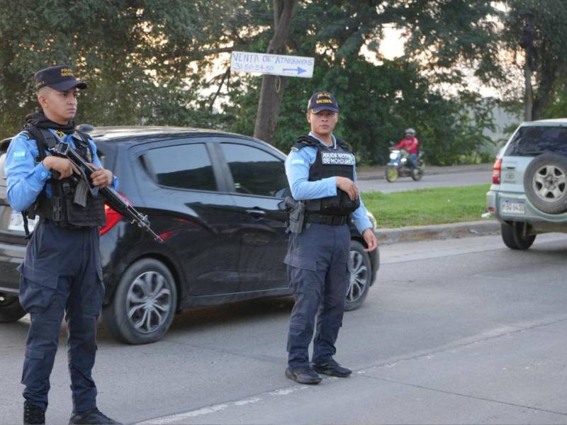 La Policía ha instalado retenes en los principales ejes carreteros del país.