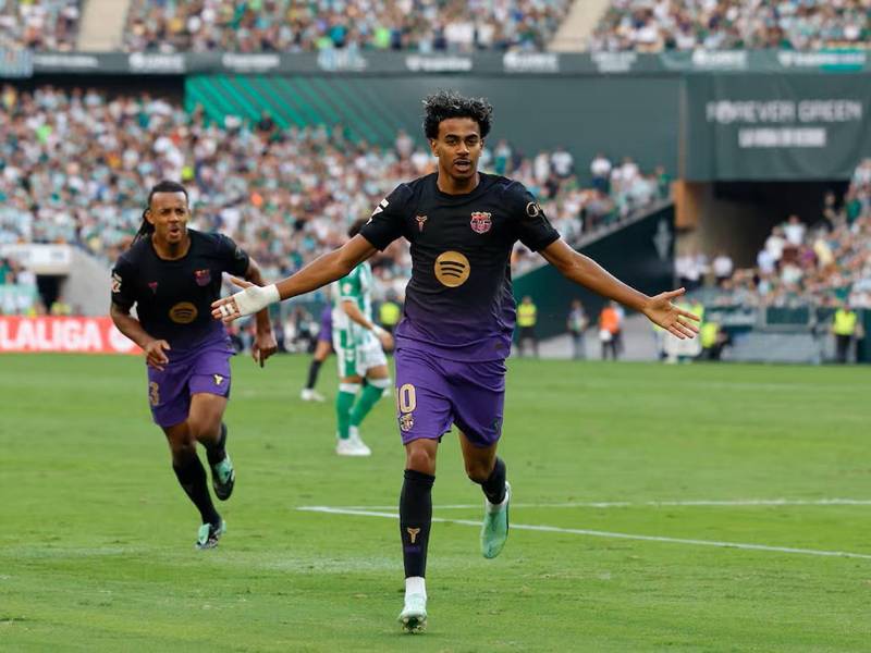 Lamine Yamal festejando su golazo que puso a ganar al Barcelona contra el Betis.