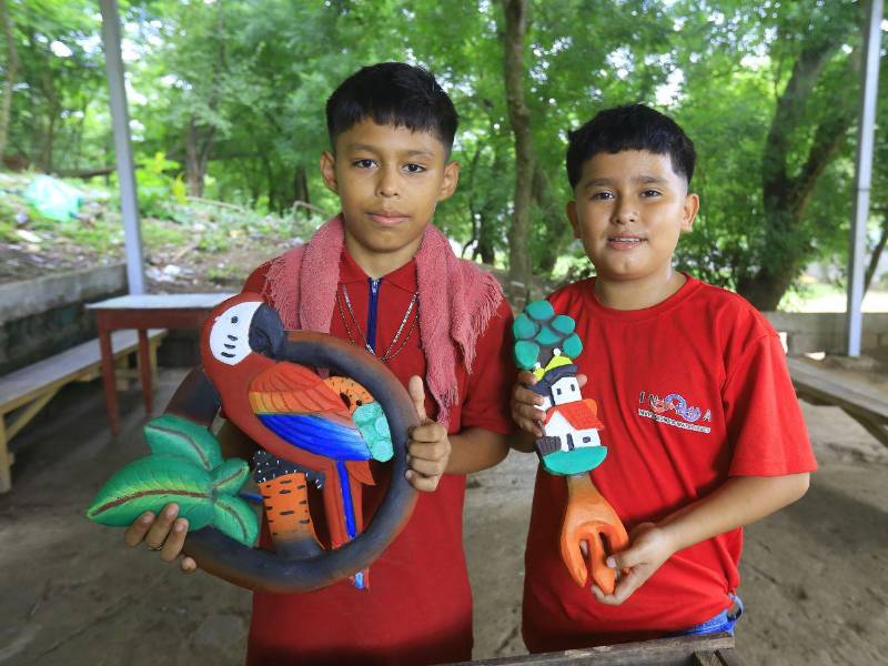 Los alumnos reciben formación técnica en talleres de barbería, tallado en madera, costura, bisutería y agricultura.