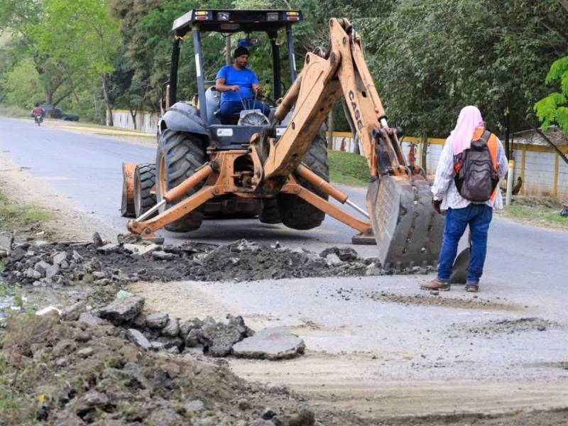 El decreto contempla obras de pavimentación y reconstrucción vial en La Lima, Potrerillos, San Francisco de Yojoa y Santa Cruz. En la foto, la carretera hacia Ticamaya y San José del Boquerón recientemente bacheada con el plan de emergencia de repaciones viales realizado por el actual gobierno.