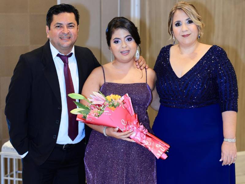 Edgardo Cáceres con Keren Cáceres y Tania Sabillón.