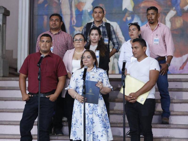 La ministra de Educación, Arely Argueta, y representantes de los maestros Proheco, dieron a conocer los acuerdos a los que llegaron y especialmente el incremento en el salario a partir de mayo.