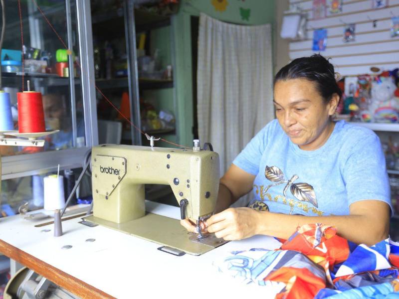 Según los sastres, los clientes no siempre están dispuestos a pagar el valor de una prenda confeccionada desde cero, pese al trabajo y tiempo que implica su elaboración porque se van a los comercios chinos.