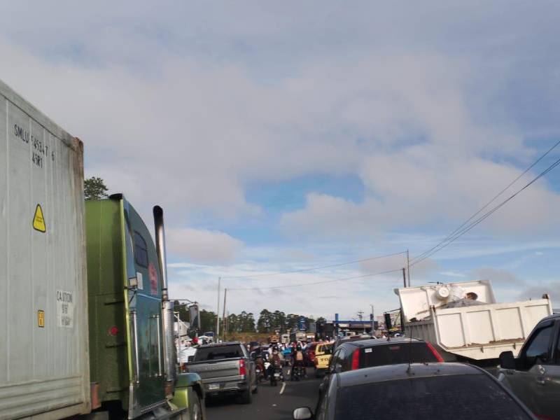 Largas filas en la CA-5 por las protestas.