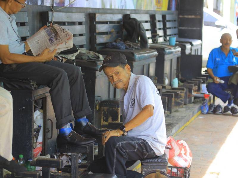 Con paciencia, técnica y experiencia, los lustradores buscan que cada cliente se marche con los zapatos impecables y relucientes.