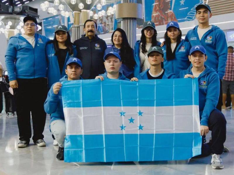 El profesor Nicolás Ochoa junto a un grupo de estudiantes de intercambio en el aeropuerto Ramón Villeda Morales.